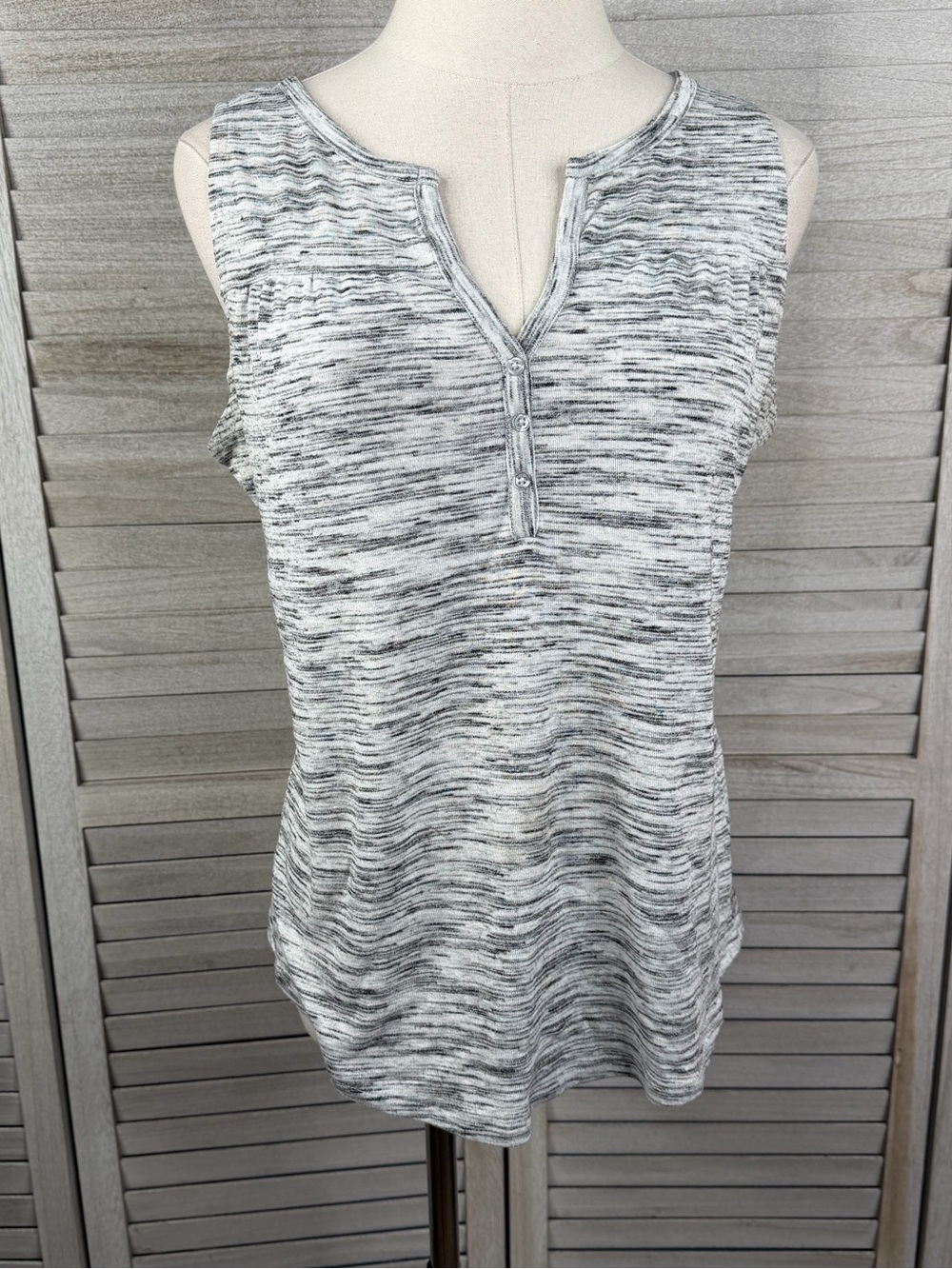 BIT & BRIDLE Women's Henley Style Split Neck Tank Top Black/White Space Dye-M
